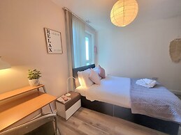 2Bed-2Bath Flat - Gym Pool Balcony Lift