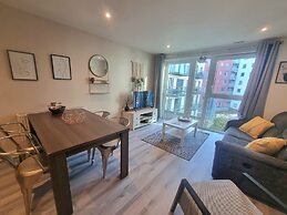 2Bed-2Bath Flat - Gym Pool Balcony Lift