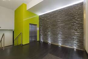 2Bed-2Bath Flat - Gym Pool Balcony Lift