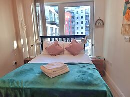 2Bed-2Bath Flat - Gym Pool Balcony Lift