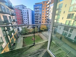 2Bed-2Bath Flat - Gym Pool Balcony Lift