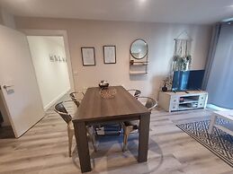 2Bed-2Bath Flat - Gym Pool Balcony Lift