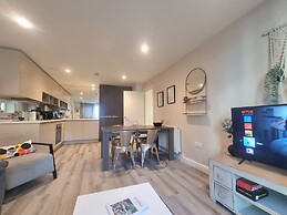 2Bed-2Bath Flat - Gym Pool Balcony Lift