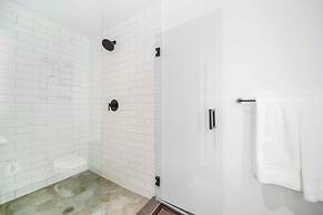 Apartment Offering Direct Bay Views