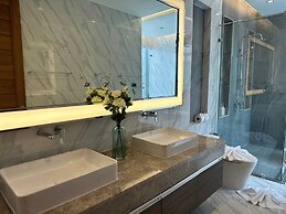 Breeze Villa with maid by Lofty