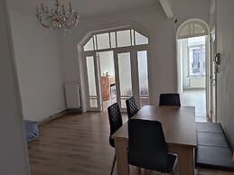 Room in B&B - Spacious Room With Beautiful View of the Koekelberg Basi
