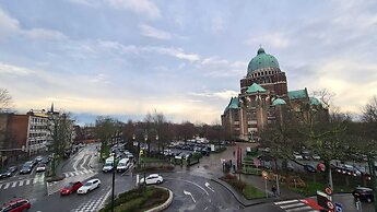 Room in B&B - Spacious Room With Beautiful View of the Koekelberg Basi
