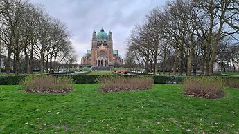 Room in B&B - Spacious Room With Beautiful View of the Koekelberg Basi
