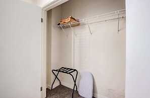 TWO CozySuites Apt w Skybridge Access 4