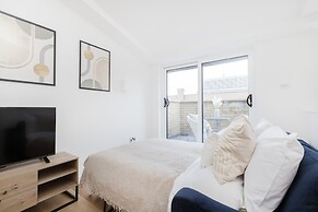 Modern 2BR 2BA with Balcony by Soho