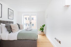 Modern 2BR 2BA with Balcony by Soho