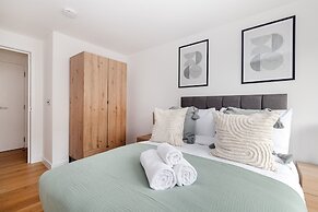 Modern 2BR 2BA with Balcony by Soho