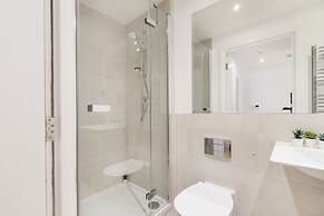 Modern 2BR 2BA with Balcony by Soho