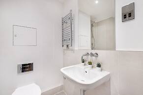 Modern 2BR 2BA with Balcony by Soho