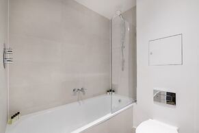 Modern 2BR 2BA with Balcony by Soho