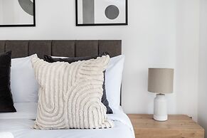 Modern 2BR 2BA with Balcony by Soho