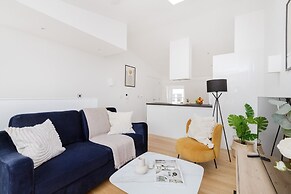 Modern 2BR 2BA with Balcony by Soho