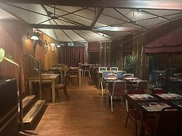 Ooters at The Mariner