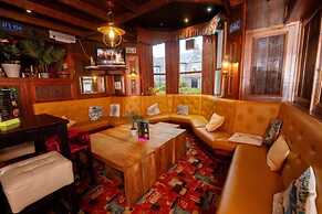 Ooters at The Mariner