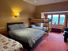 Ooters at The Mariner