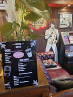 Ooters at The Mariner