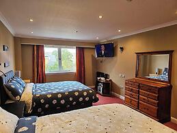 Ooters at The Mariner