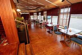 Ooters at The Mariner