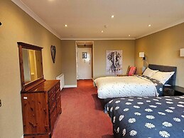 Ooters at The Mariner