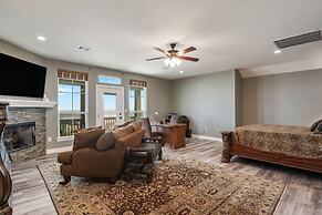 Kathleen's Retreat 5 Bedroom Home by RedAwning