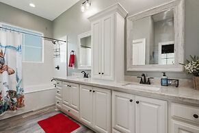 Kathleen's Retreat 5 Bedroom Home by RedAwning