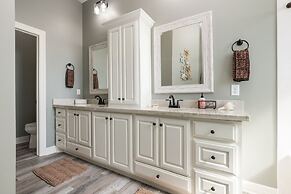 Kathleen's Retreat 5 Bedroom Home by RedAwning