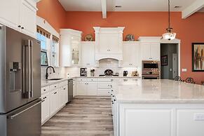 Kathleen's Retreat 5 Bedroom Home by RedAwning