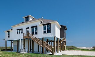 Kathleen's Retreat 5 Bedroom Home by RedAwning