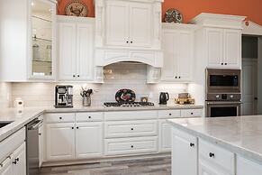 Kathleen's Retreat 5 Bedroom Home by RedAwning