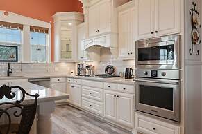 Kathleen's Retreat 5 Bedroom Home by RedAwning