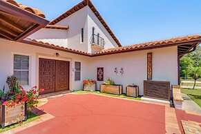 1-acre Backyard & Gym: Spacious Apopka Escape!