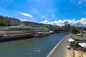 Grand Quarters City Residence