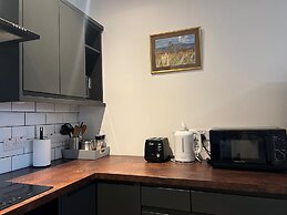 Immaculate 2-bed Apartment Town Centre