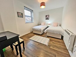 Immaculate 2-bed Apartment Town Centre