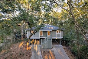 Conch Cottage by Avantstay Walk to Beach, Deck, Fireplace, Outdoor Din