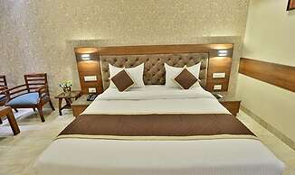 Fabhotel Prime Candle Wood