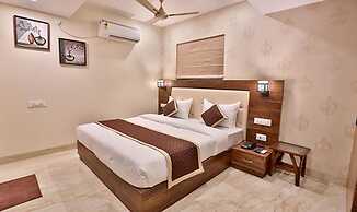 Fabhotel Prime Candle Wood