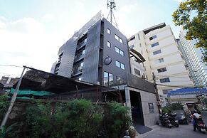 RQ Bangkok Huai Khwang by Collection O