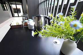 RQ Bangkok Huai Khwang by Collection O