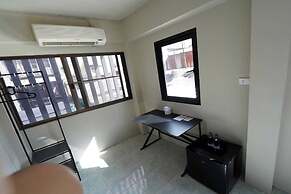 RQ Bangkok Huai Khwang by Collection O