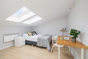 Apartment With 2 Desks by Renters