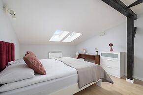 Apartment With 2 Desks by Renters