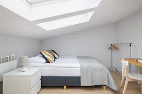 Apartment With 2 Desks by Renters