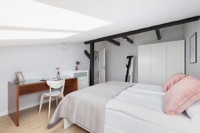 Apartment With 2 Desks by Renters