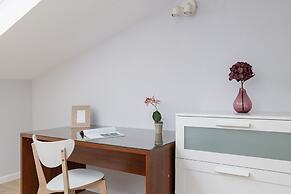 Apartment With 2 Desks by Renters